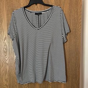 ❤️ V-neck black & white short sleeve top